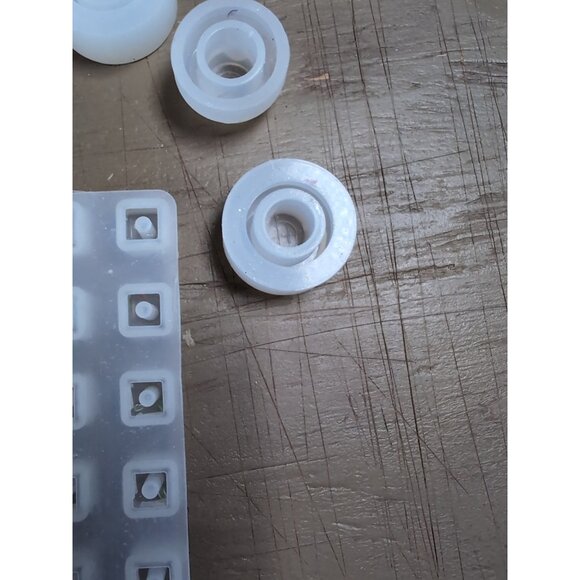 Lot of 22 Silicone Resin or Cake Decoration Moulds/Molds - Picture 3 of 13